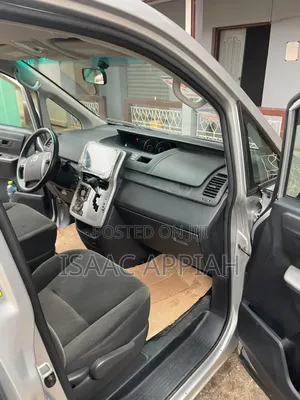 Toyota Voxy 2010 Silver