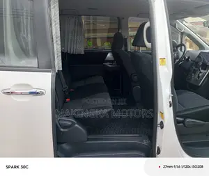 Toyota Voxy X L Edition 2WD 7-Seater 2013 White