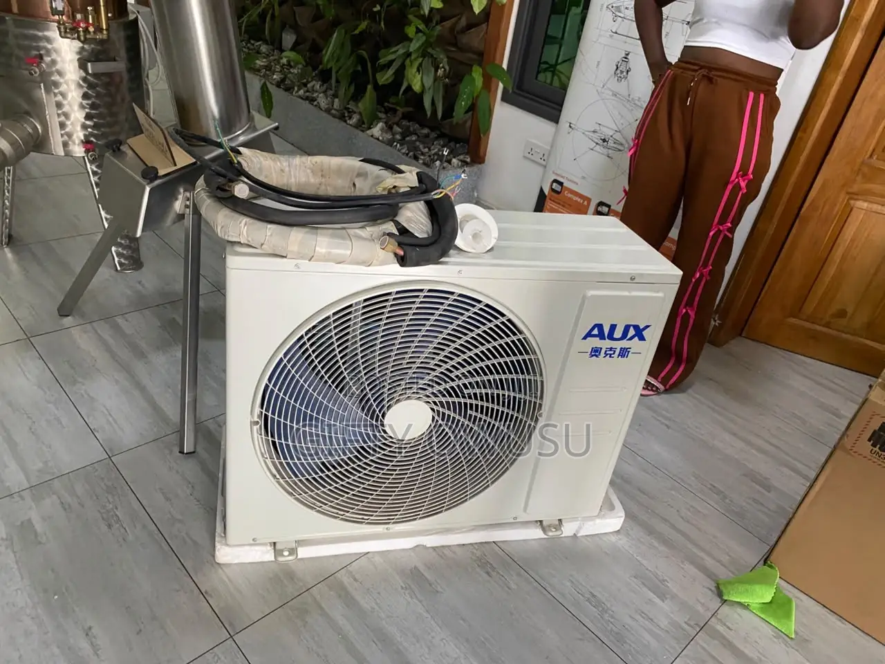 Complete Standing Air Conditioner Indoor Outdoor Units