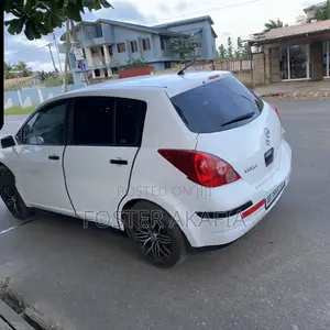 Nissan Versa 1.8 S Hatch 2008 White