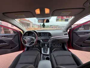 Hyundai Elantra Limited Sedan FWD (2.0L 4cyl 6A) 2017 Red
