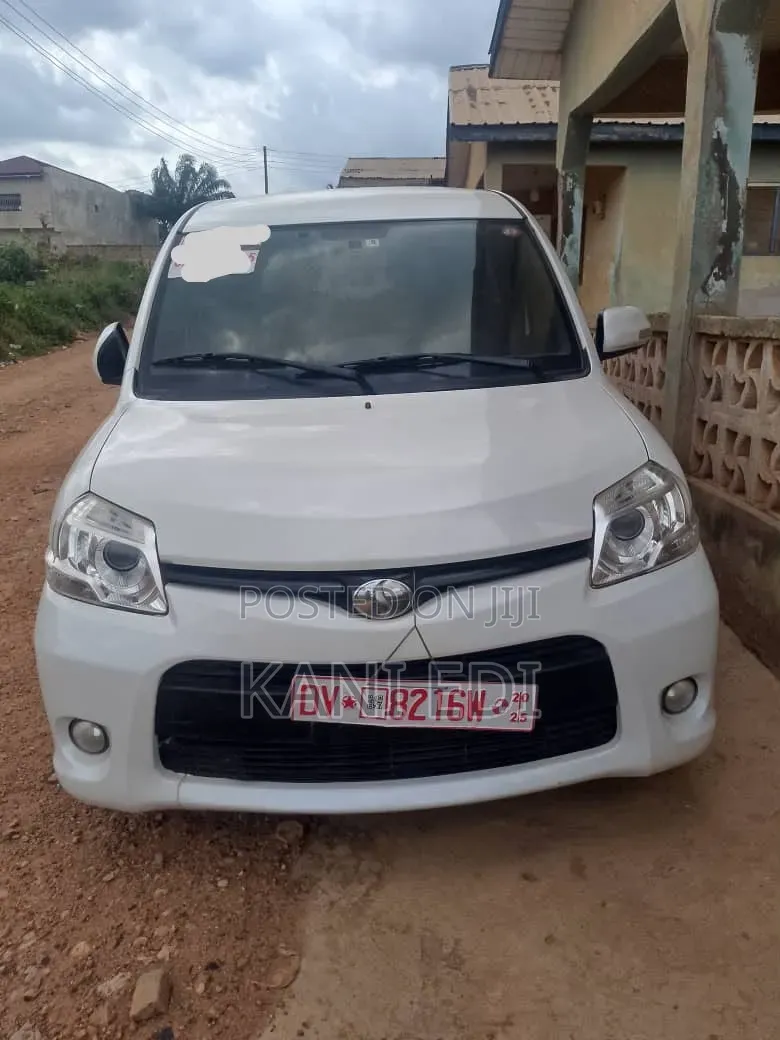 Toyota Sienta 2012 Silver