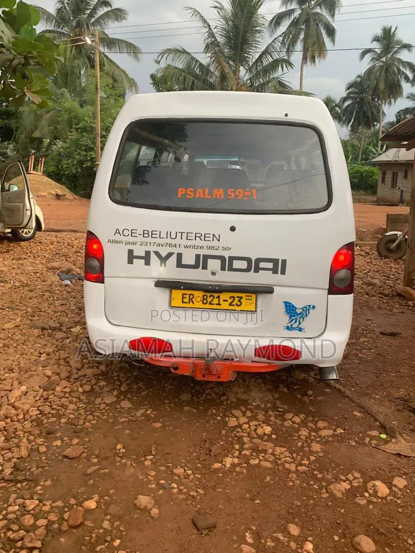 Hyundai H-100 2001 White