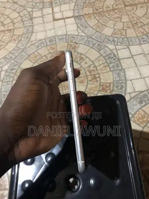 Apple iPhone XR 64 GB White