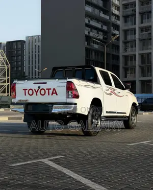 Toyota Hilux 2025 White