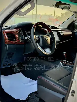 Toyota Hilux 2025 White