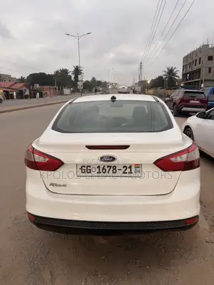 Ford Focus SE Sedan FWD (2.0L 4cyl 5M) 2012 White