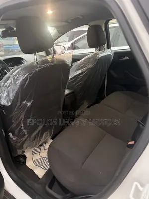 Ford Focus SE Sedan FWD (2.0L 4cyl 5M) 2012 White