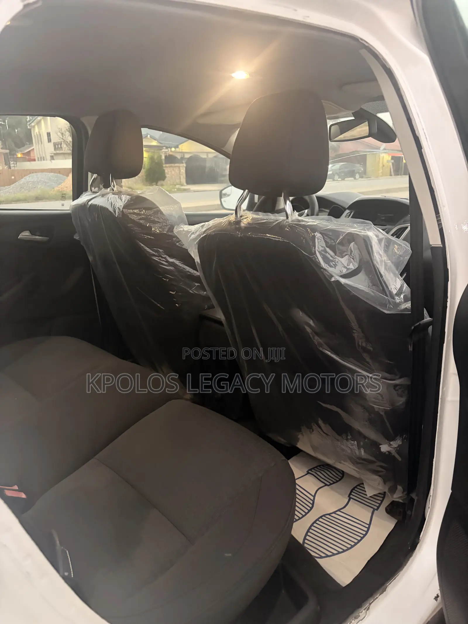 Ford Focus SE Sedan FWD (2.0L 4cyl 5M) 2012 White