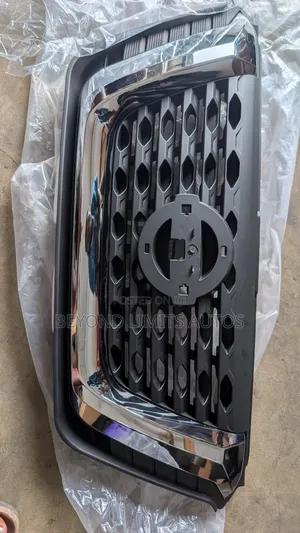 Nissan Kicks 2018,2019,2020 Top Grille / Front Shell