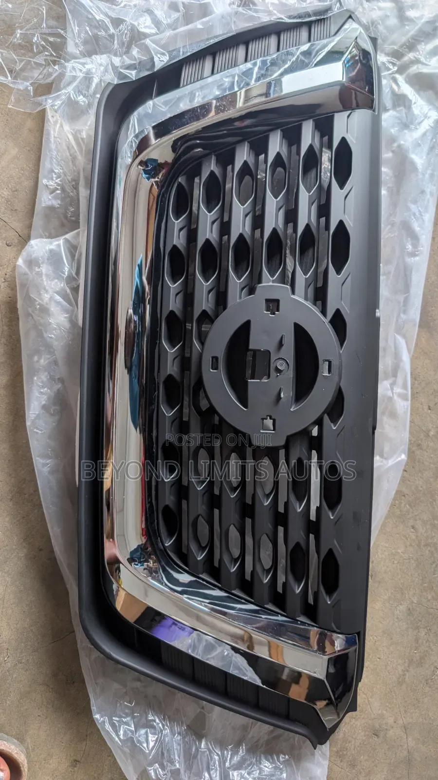 Nissan Kicks 2018,2019,2020 Top Grille / Front Shell
