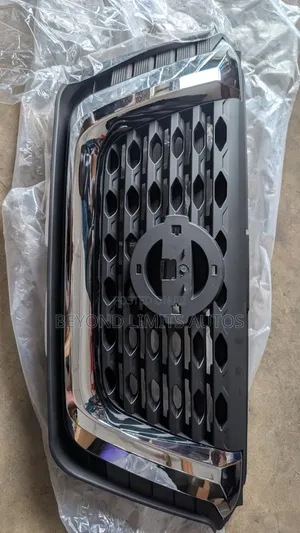 Nissan Kicks 2018,2019,2020 Top Grille / Front Shell
