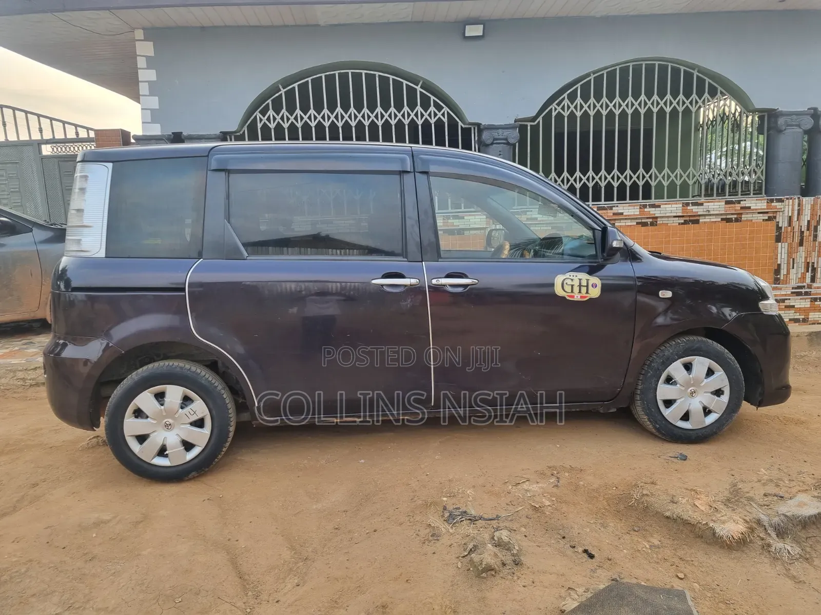 Toyota Sienta 2012 Brown