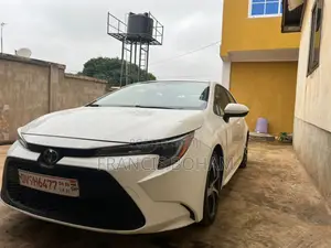 Toyota Corolla LE 2021 White