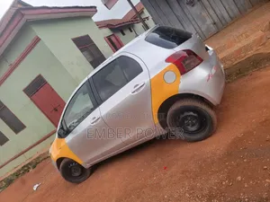 Toyota Vitz 2010 Silver