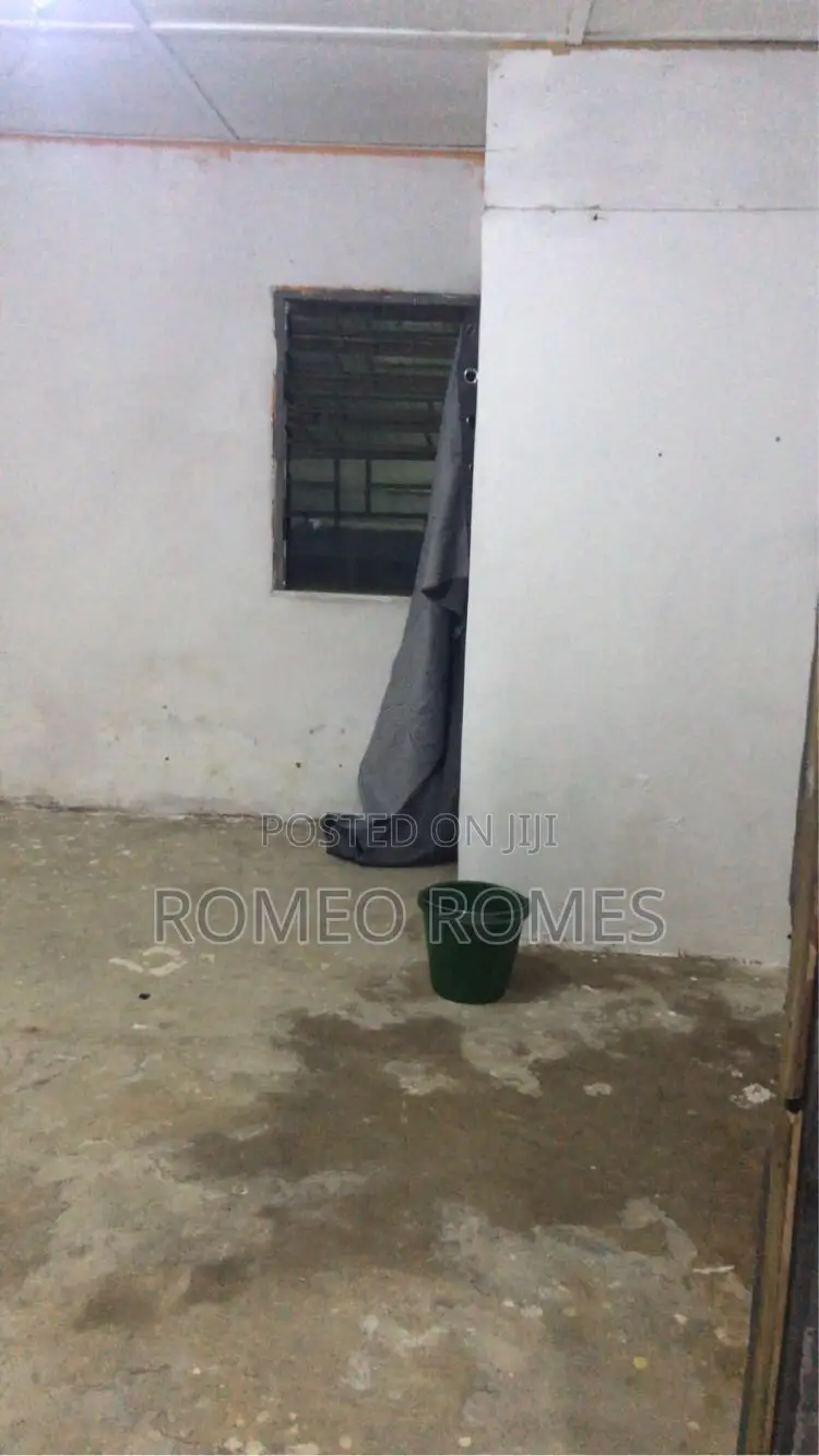 1bdrm Room & Parlour in Manhean Tigo Pole for rent