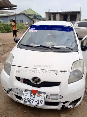 Toyota Vitz 1.3 AWD 5dr 2010 White