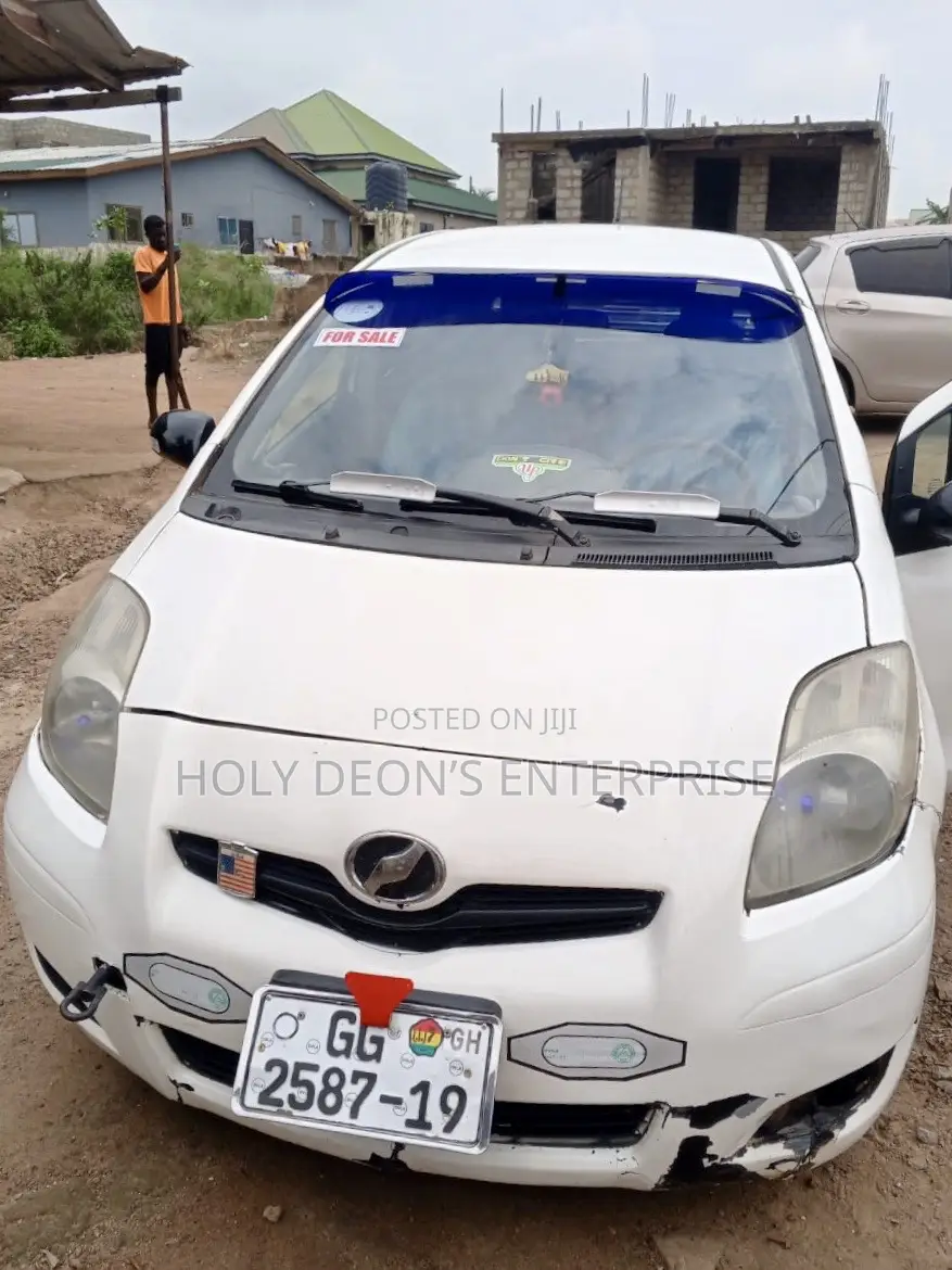 Toyota Vitz 1.3 AWD 5dr 2010 White