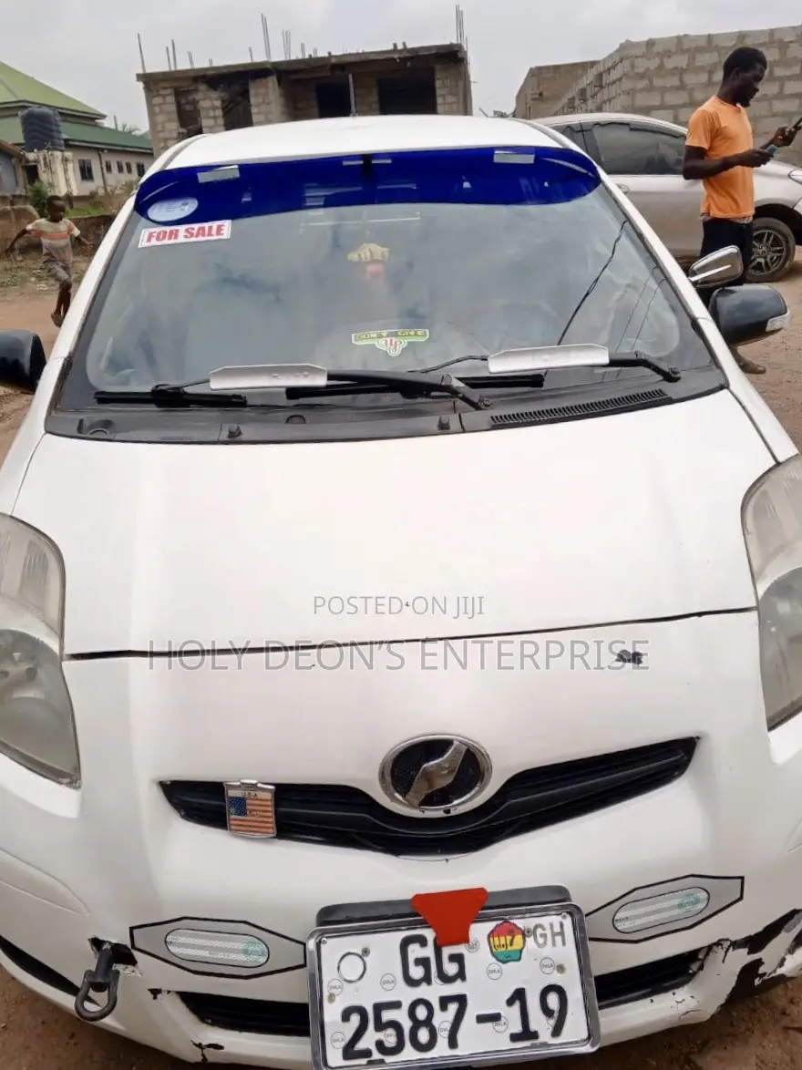 Toyota Vitz 1.3 AWD 5dr 2010 White