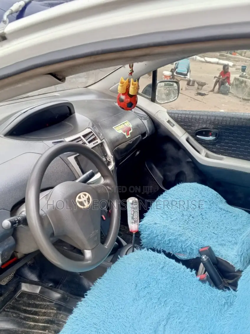 Toyota Vitz 1.3 AWD 5dr 2010 White