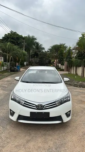 Toyota Corolla LE 4dr Sedan (1.8L 4cyl CVT) 2017 White