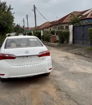 Toyota Corolla LE 4dr Sedan (1.8L 4cyl CVT) 2017 White