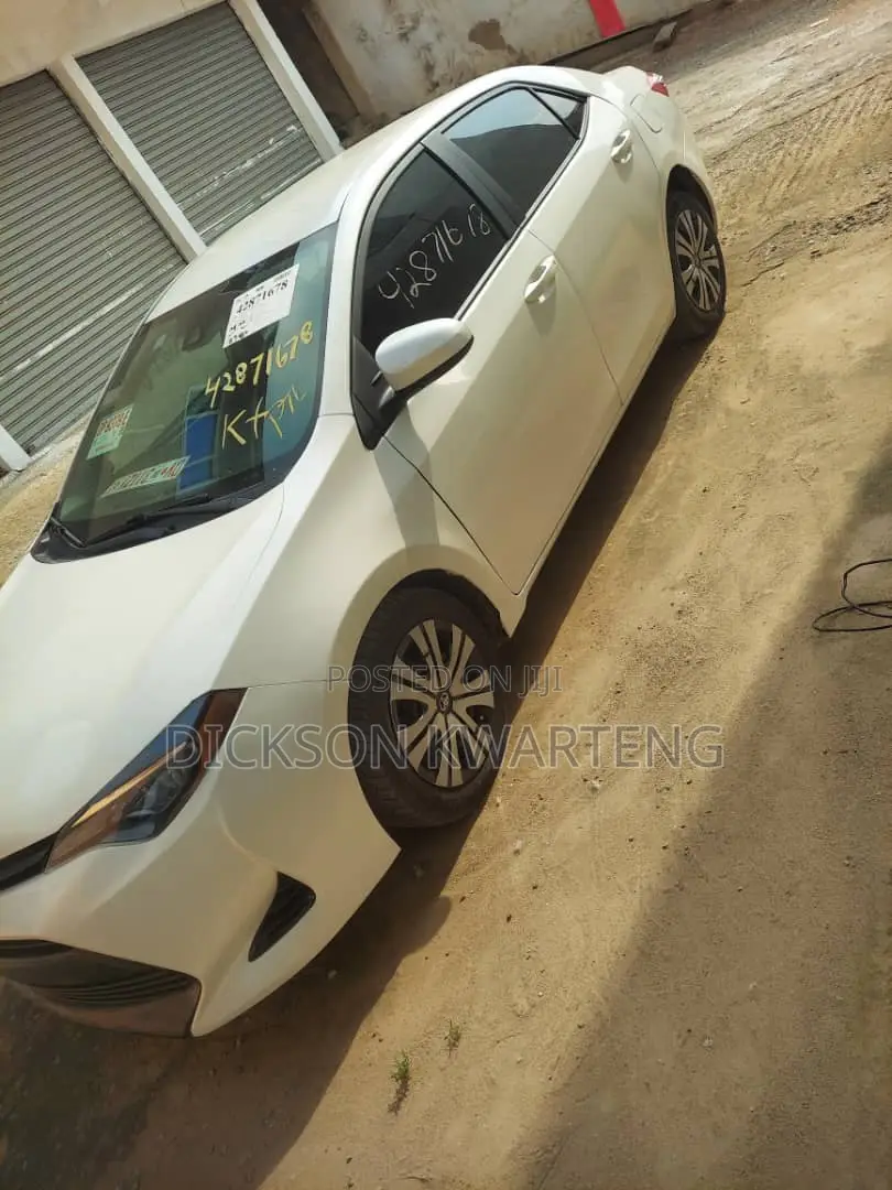 Toyota Corolla LE (1.8L 4cyl 2A) 2019 White