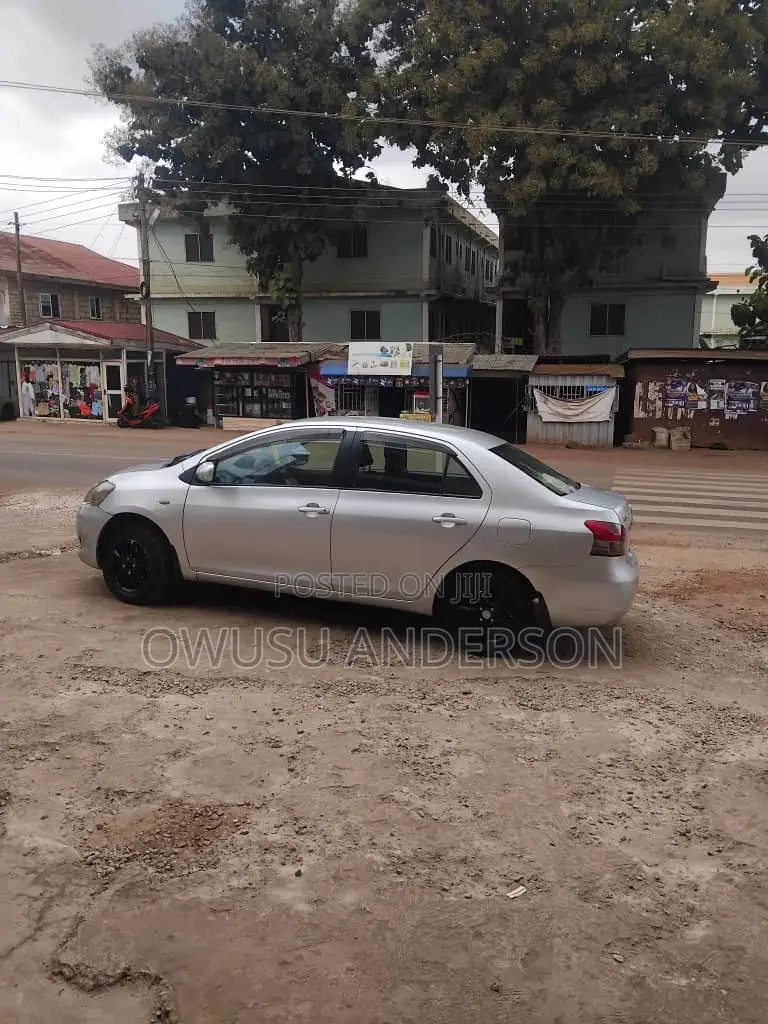 Toyota Belta 2010 Silver