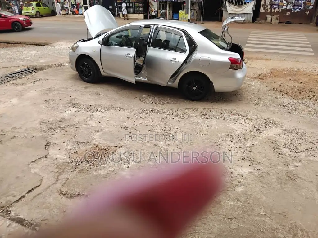 Toyota Belta 2010 Silver