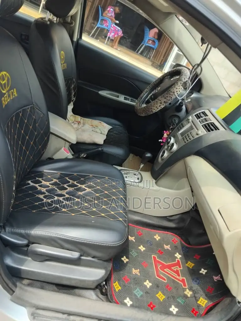 Toyota Belta 2010 Silver