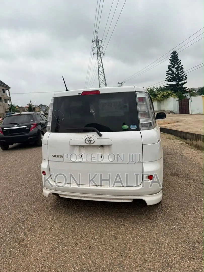 Toyota Sienta 1.5 FWD 2014 White