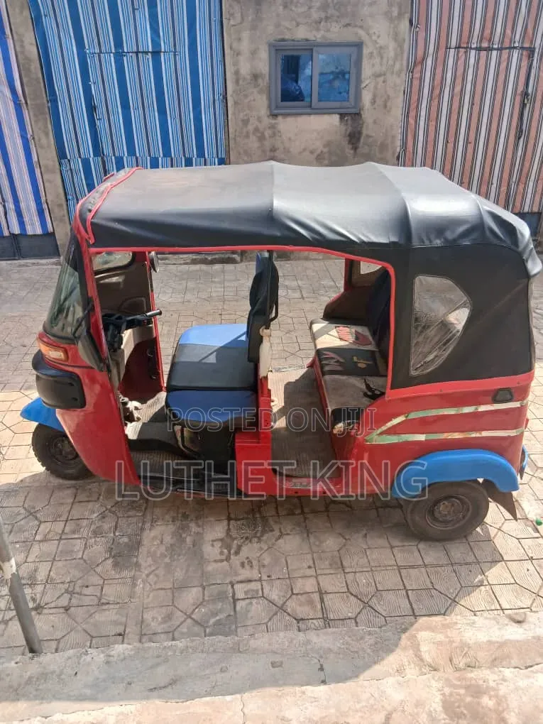 Bajaj RE 2025 Red