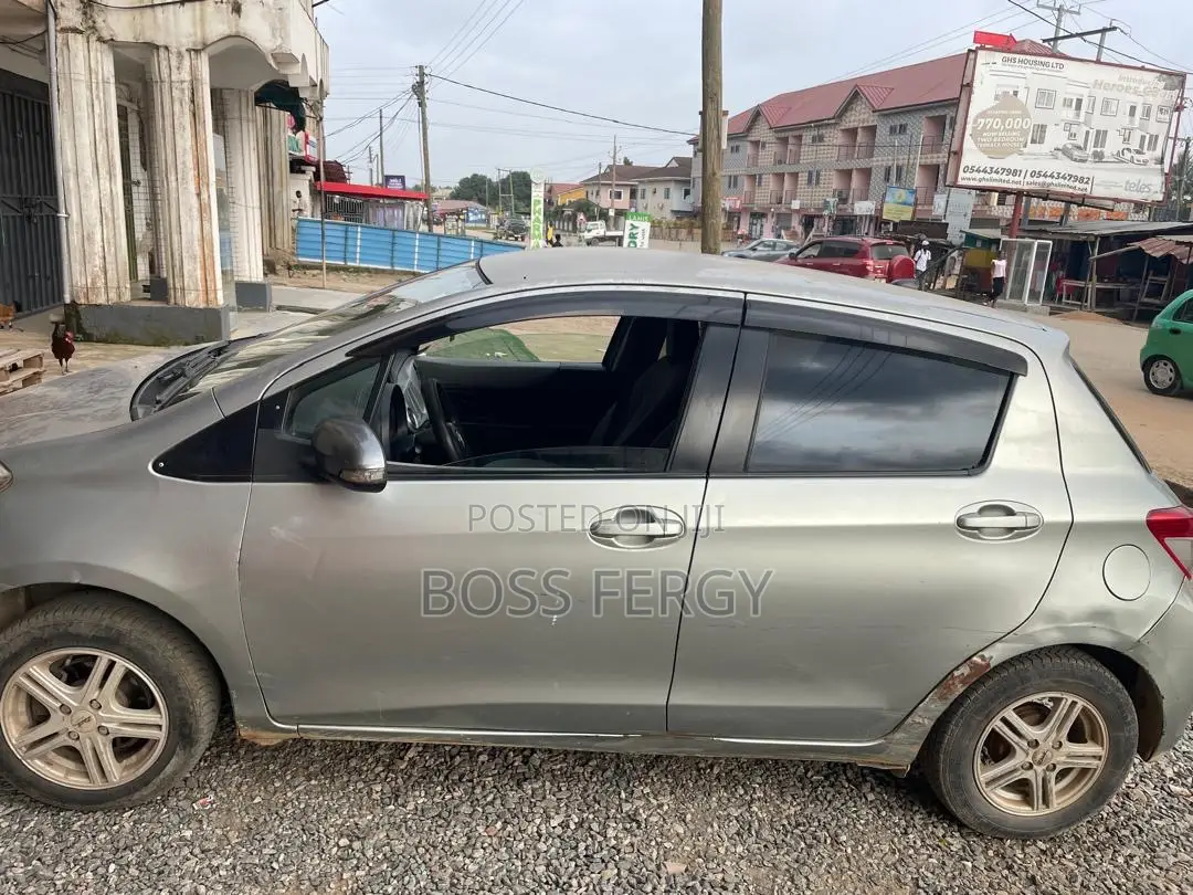 Toyota Vitz 1.3 FWD 3dr 2012 Gray