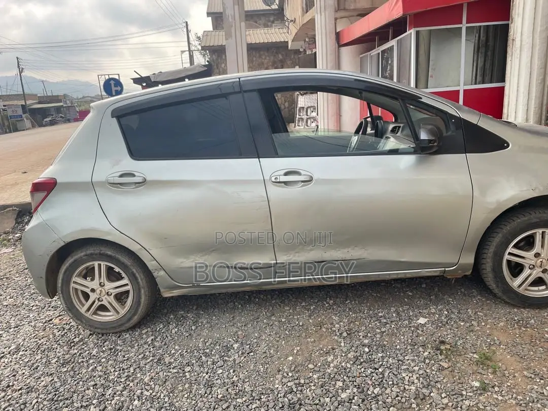 Toyota Vitz 1.3 FWD 3dr 2012 Gray