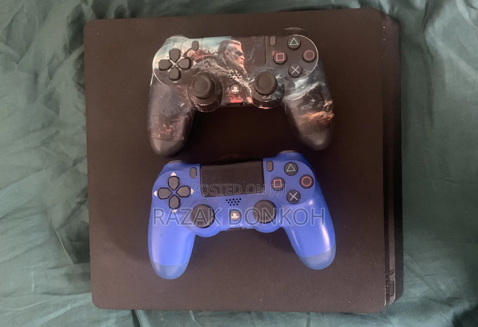 PlayStation 4 Slim 1TB + 2 Controllers