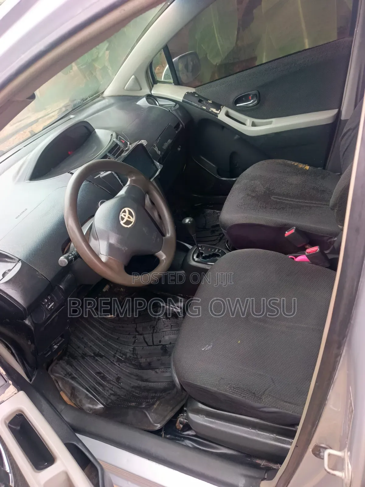 Toyota Vitz 2010 Silver