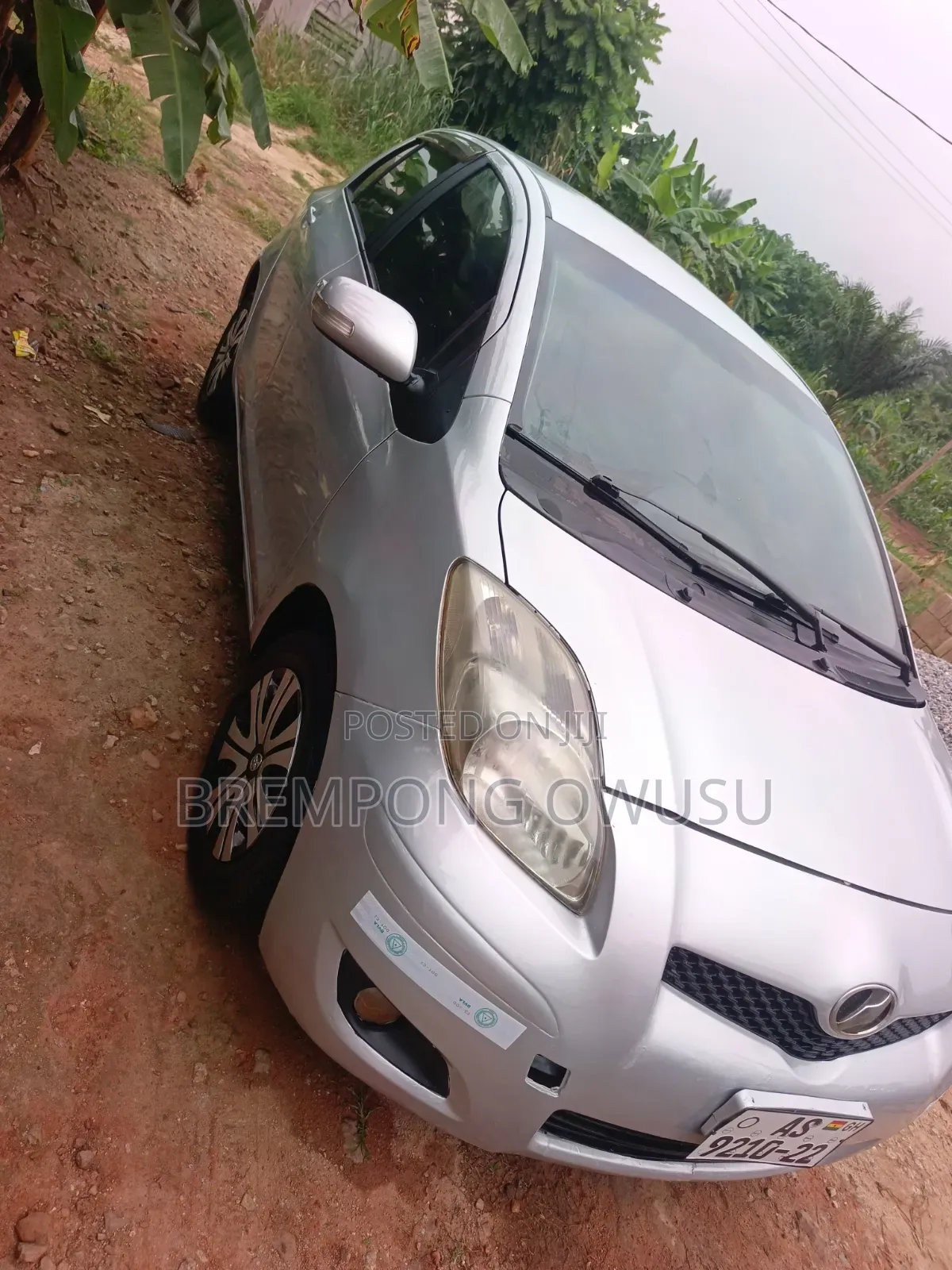 Toyota Vitz 2010 Silver