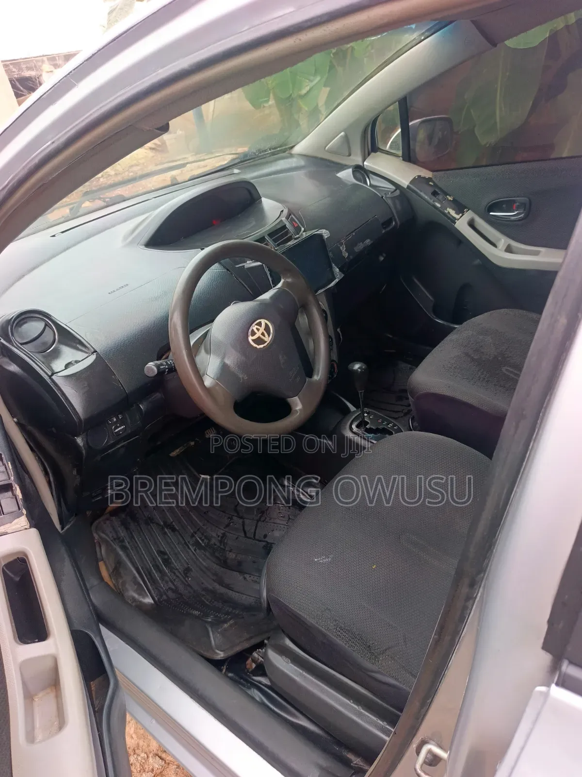 Toyota Vitz 2010 Silver