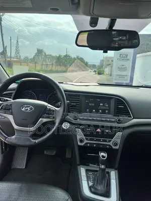 Hyundai Elantra Limited Sedan FWD (2.0L 4cyl 6A) 2017 Silver