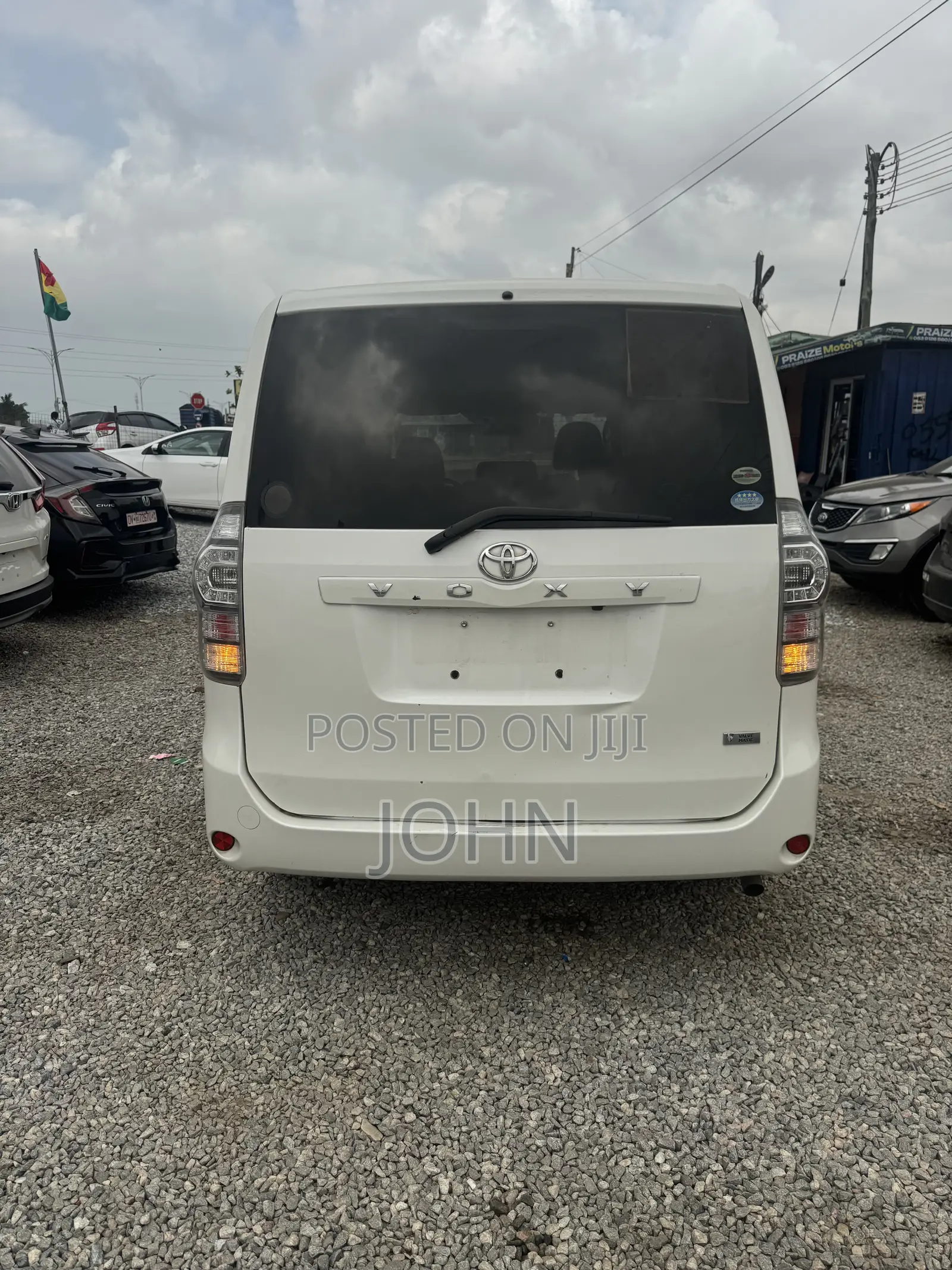 Toyota Voxy V 4WD 8-Seater 2011 White