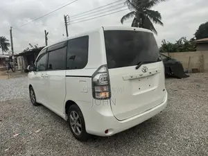 Toyota Voxy V 4WD 8-Seater 2011 White