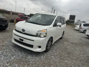Toyota Voxy V 4WD 8-Seater 2011 White