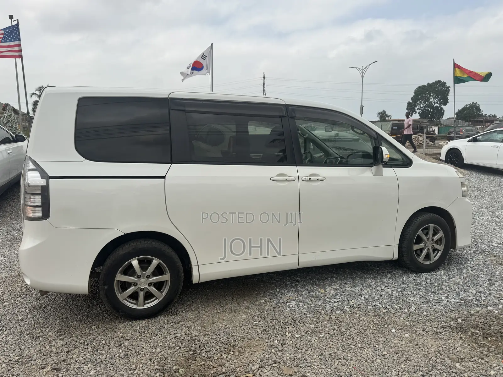Toyota Voxy V 4WD 8-Seater 2011 White
