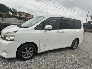 Toyota Voxy V 4WD 8-Seater 2011 White
