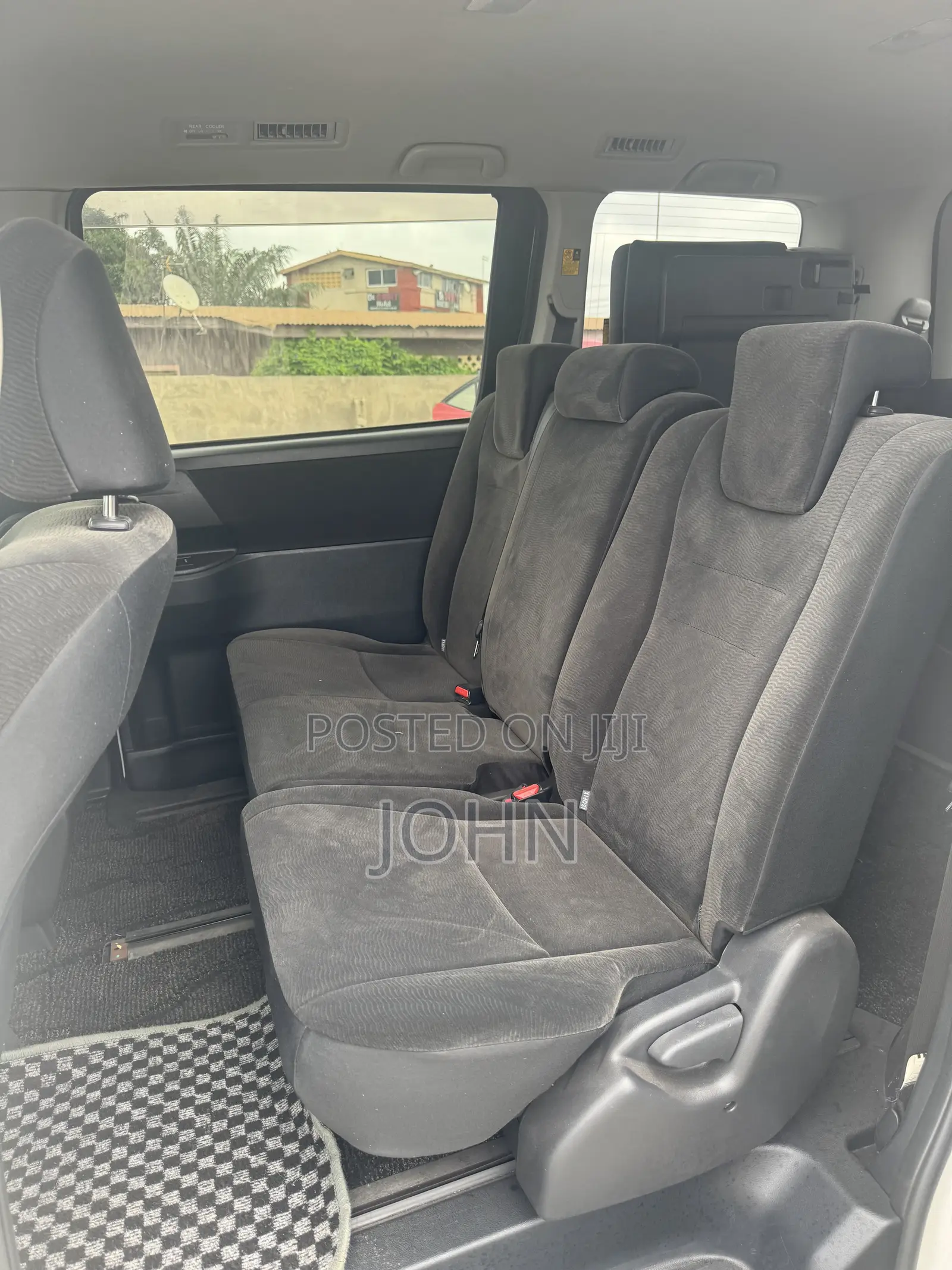 Toyota Voxy V 4WD 8-Seater 2011 White