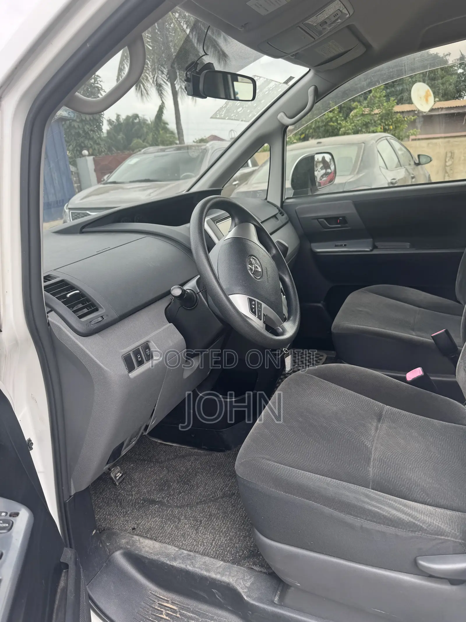 Toyota Voxy V 4WD 8-Seater 2011 White