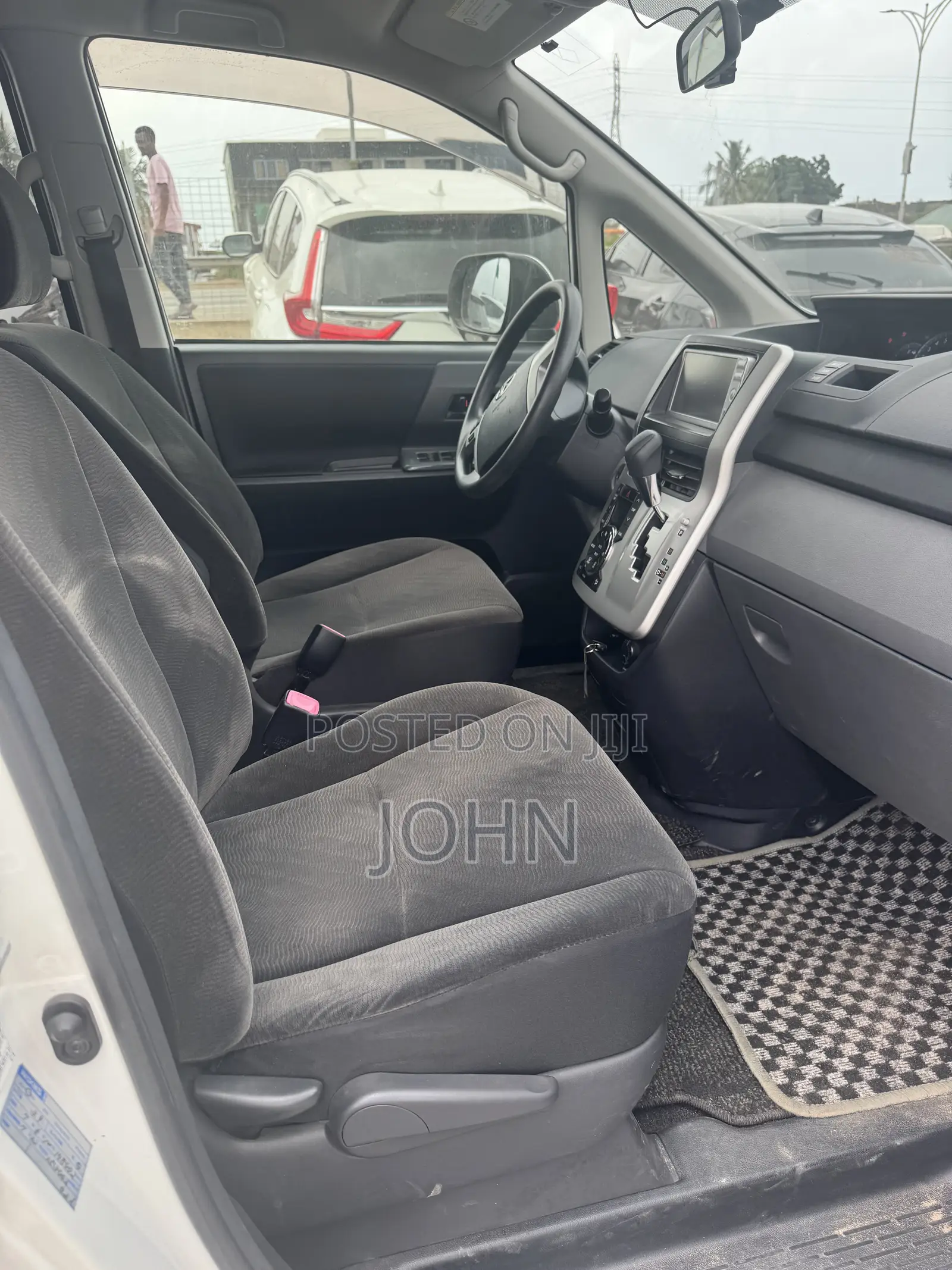 Toyota Voxy V 4WD 8-Seater 2011 White