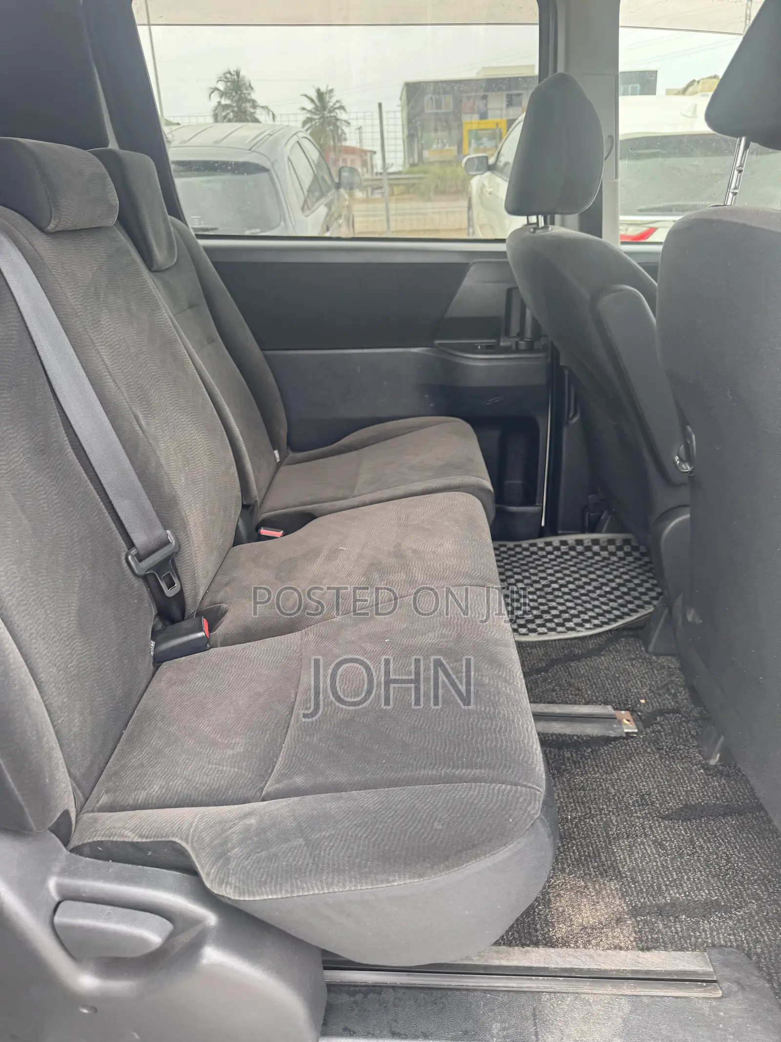 Toyota Voxy V 4WD 8-Seater 2011 White