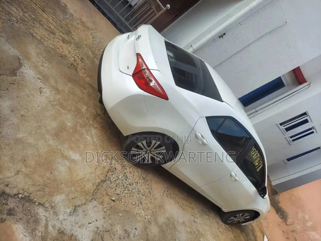 Toyota Corolla LE (1.8L 4cyl 2A) 2019 White