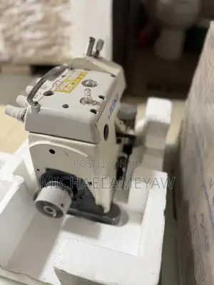 Juki MO 6700 Knitting Machine
